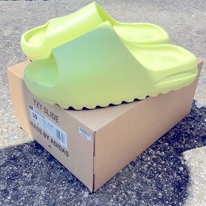 Yeezy Slide “Glow Green”